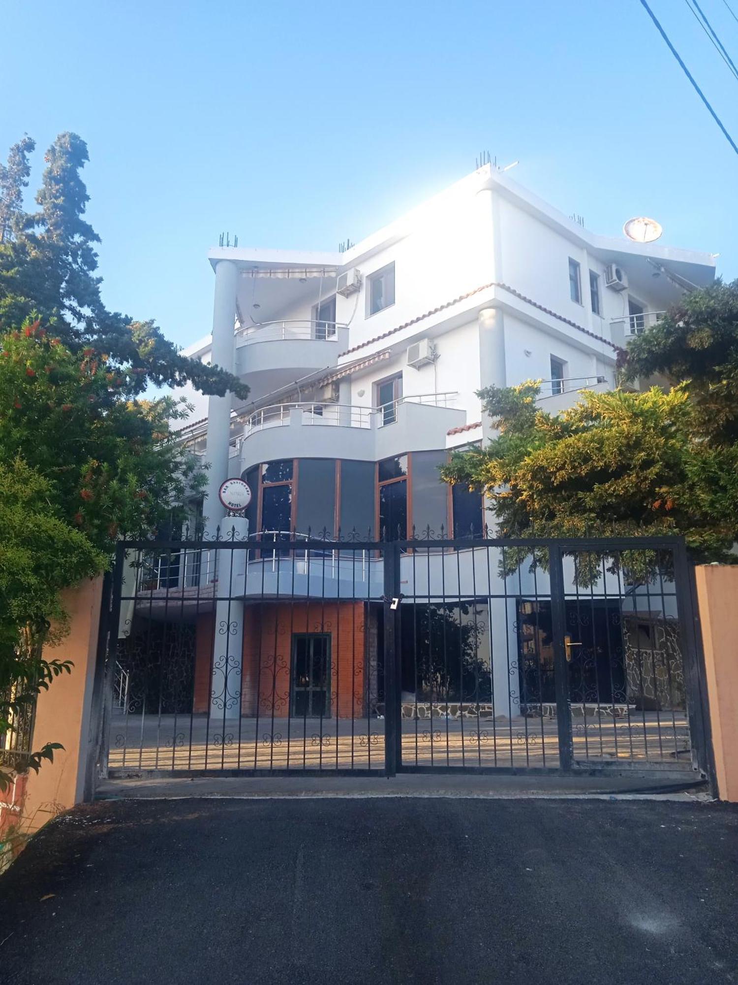 Hotel Moris Kryemëdhej المظهر الخارجي الصورة